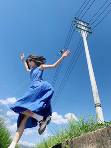 2024夏季新款法式高级感气质蓝色背心连衣裙女收腰显瘦中长款裙子