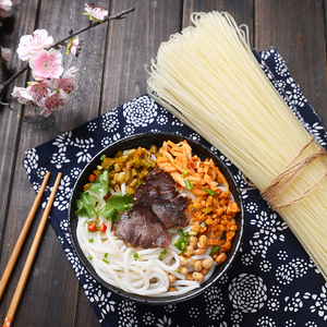 桂林米粉干粉磨浆米粉酸笋尖圆粉手工切粉玉林生榨红油米粉卤水粉