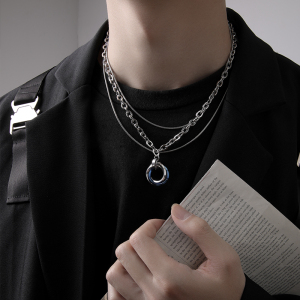 银饰男生戴的项链