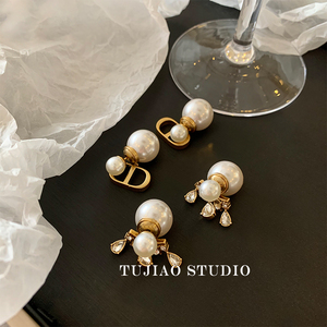 Tujiao 经典珍珠复古高级感D家做旧黄铜镀金时髦镶钻字母耳钉耳环