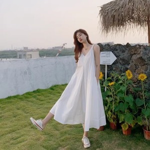 泰国三亚白色棉麻法式复古宽松吊带连衣裙旅游长裙海边度假沙滩裙