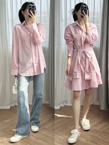 『休闲时髦』2款甜美粉色条纹假两件系带连衣裙+刺绣徽标长袖衬衫
