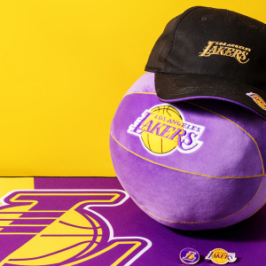 miniso名创优品nba洛杉矶湖人队立体沙发睡觉抱枕靠垫两用公仔