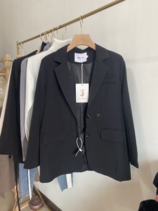 三颗扣西装女