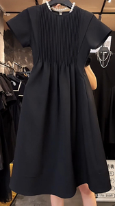 法式风琴褶收腰显瘦黑色连衣裙女夏季新款中长款圆领短袖小黑裙子