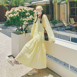 黄色长袖连衣裙小众设计2024春秋新款法式甜美宽松肌理感茶歇裙