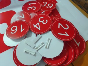 舞蹈考级比赛号码牌带别针直播间编号牌塑料数字牌模特胸腰