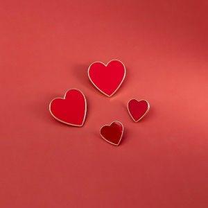 红色爱心胸针女高档2022年新款别针包包装饰挂件金属徽章大衣饰品