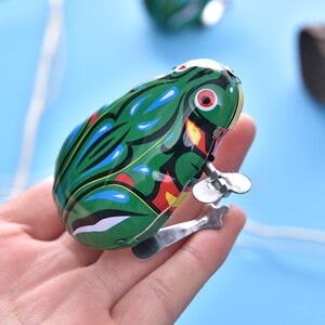 怀旧发条青蛙90后创意益智地摊货源新奇小玩具学生开学奖品礼品