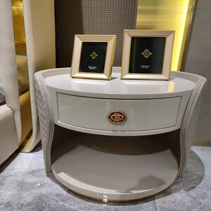 高端一线原创高端轻奢家具品牌巴夏居品,圆形床头柜,钢琴烤漆面