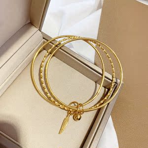 周大福焕美三生三世沙金羽毛吊坠手环手链 仿18k金铃铛三圈细手镯