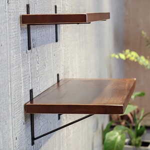 墙上的厨房货架