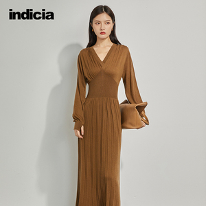 the indicia标记女装秋冬季新款连衣裙v领修身显瘦高腰百褶长裙子