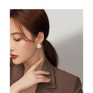 极简奶茶色耳钉高级感轻奢搭配西装的耳环2021年新款潮优雅耳饰女