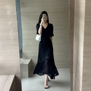 2024新款法式赫本风v领黑色连衣裙女夏高级感中袖镂空长款小黑裙