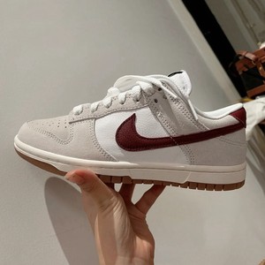 耐克nike 白杏dunk low by you酒红色扣碎鹿皮男女情侣定制板鞋