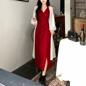 新中式复古挂脖连衣裙女大码秋季胖mm蕾丝开衫红色吊带长裙两件套