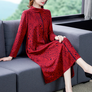 阔太太红色的连衣裙