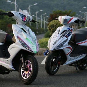 雅马哈鬼火踏板摩托车125c一代三代改装白幽灵鲨鱼战速燃油助力车