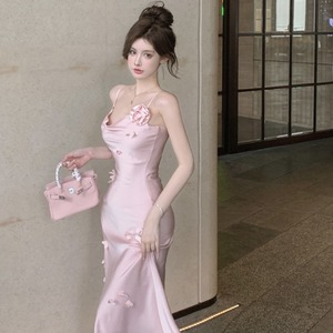法式气质名媛粉色花朵缎面吊带连衣裙女夏季高级性感包臀长裙礼服