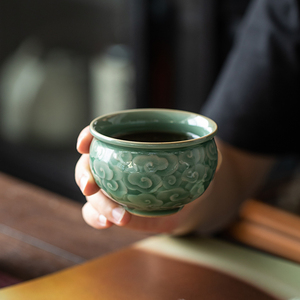 越窑青瓷茶杯家用祥云浮雕风水缸杯大号主人杯陶瓷功夫茶具品茗杯