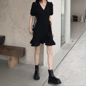 2024年夏季新款法式黑色连衣裙小个子赫本风气质收腰显瘦小黑裙女