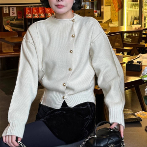 简约纯色不规则金扣羊毛针织开衫冬装女款时髦洋气高级感毛衣外套