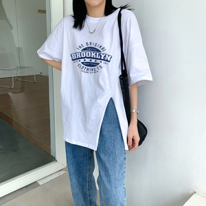 配宽松t恤的裤子