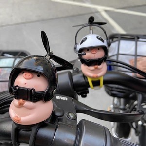 小猪电动自行车把摩托车载摆件创意可爱黄鸭头盔竹蜻蜓装饰品挂件
