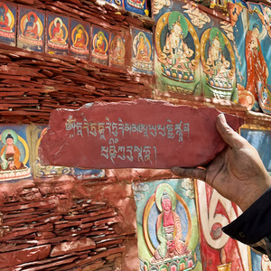 白度母心咒玛尼石片雕刻 西藏传统手工雕嘛呢石 安放玛尼堆