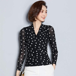 黑底白点上衣女