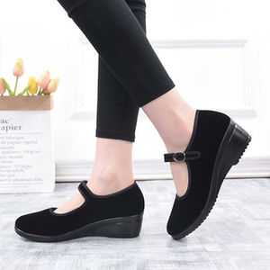 老北京布鞋女2022春季新款坡跟浅口单鞋黑色一字带银行职工鞋
