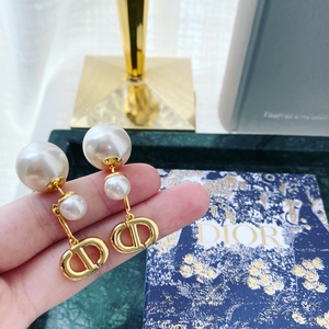 dior/迪奥 经典字母cd标识耳钉正反面可戴2020新款大小白珍珠耳环
