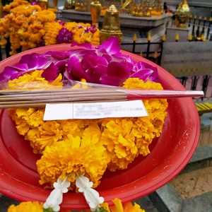 2022年泰国四面佛许院还院鲜花花环拜佛木象摆件男女