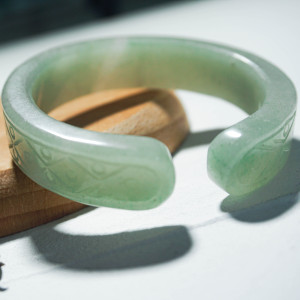 佘太翠复古开口雕花玉手镯女年轻款纯天然旺夫玉手镯女士真玉手镯