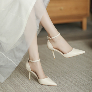 小码白色高跟鞋