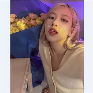 rose朴彩英同款复古百搭设计感小众春秋奶白色v领针织开衫外套女