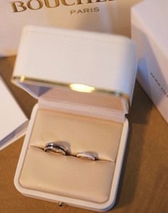 新款四色宽版陶瓷宝诗龙情侣对戒网红同款窄版男女旋转玫瑰金戒指