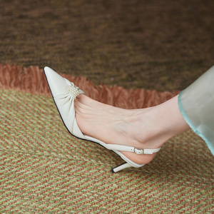 2021夏季真皮白色伴娘鞋包头细跟凉鞋珍珠复古婚鞋尖头后空高跟鞋