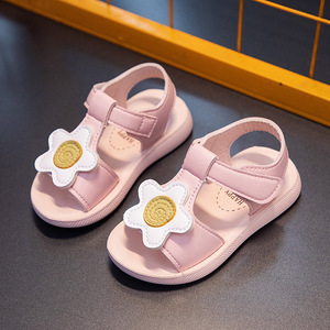 3岁小女孩沙滩凉鞋