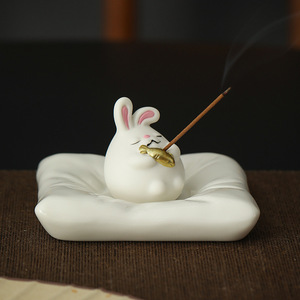 跨境可爱小兔子陶瓷香薰炉摆件茶宠萌免客厅家用檀香插香器白瓷香
