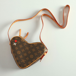 2020新款爱心包锁头印u花单肩斜跨小包心形包包女复古桃心女包