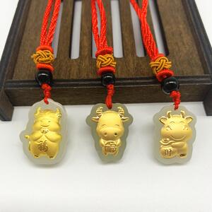 周大福和田玉吊坠牛