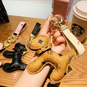 mcm小狗挂件手提包双肩包包包汽车钥匙圈扣m-时尚公仔女士配吊饰