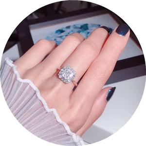 21新0.5克拉gia钻石戒指18k金镶50分垫形钻戒梯t方钻群镶婚戒女