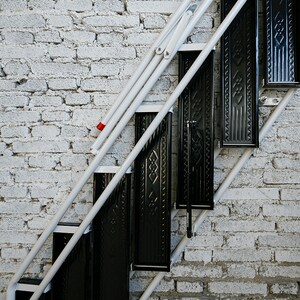 家用贴墙折叠梯室外收纳梯加厚碳钢楼梯隐形梯子定制梯户外铁艺梯