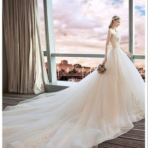 婚纱拖地款长拖尾抹胸