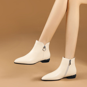 平底短靴女2024秋冬季新款真皮米白色尖头平跟短筒及裸靴单靴女靴
