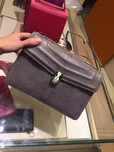 宝格丽包珍珠鱼皮