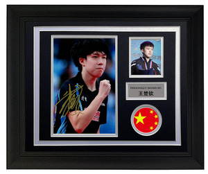 中国乒乓球运动员 王楚钦亲笔签名6寸照片裱框 一瞬签名 含证书